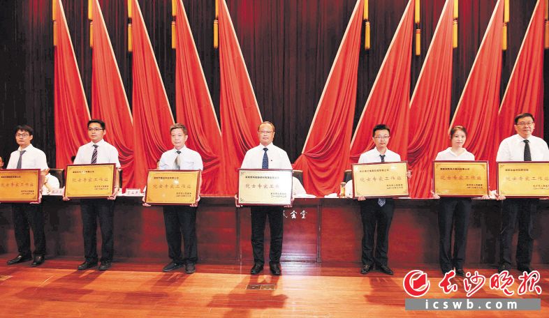 　　在昨日召開的長沙科技創(chuàng)新大會上，省、市領(lǐng)導向院士專家工作站授牌。長沙晚報記者 周柏平 攝